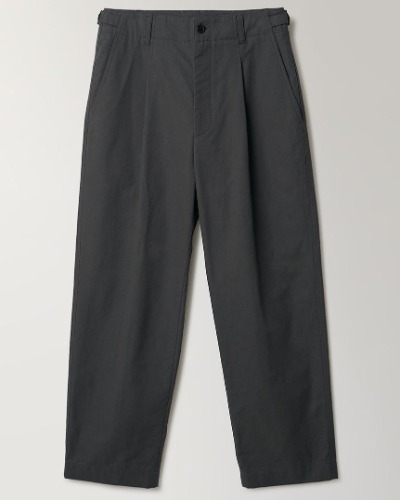 [INTHERAW] STRUCTURED CHINO PANTS (CHARCOAL)